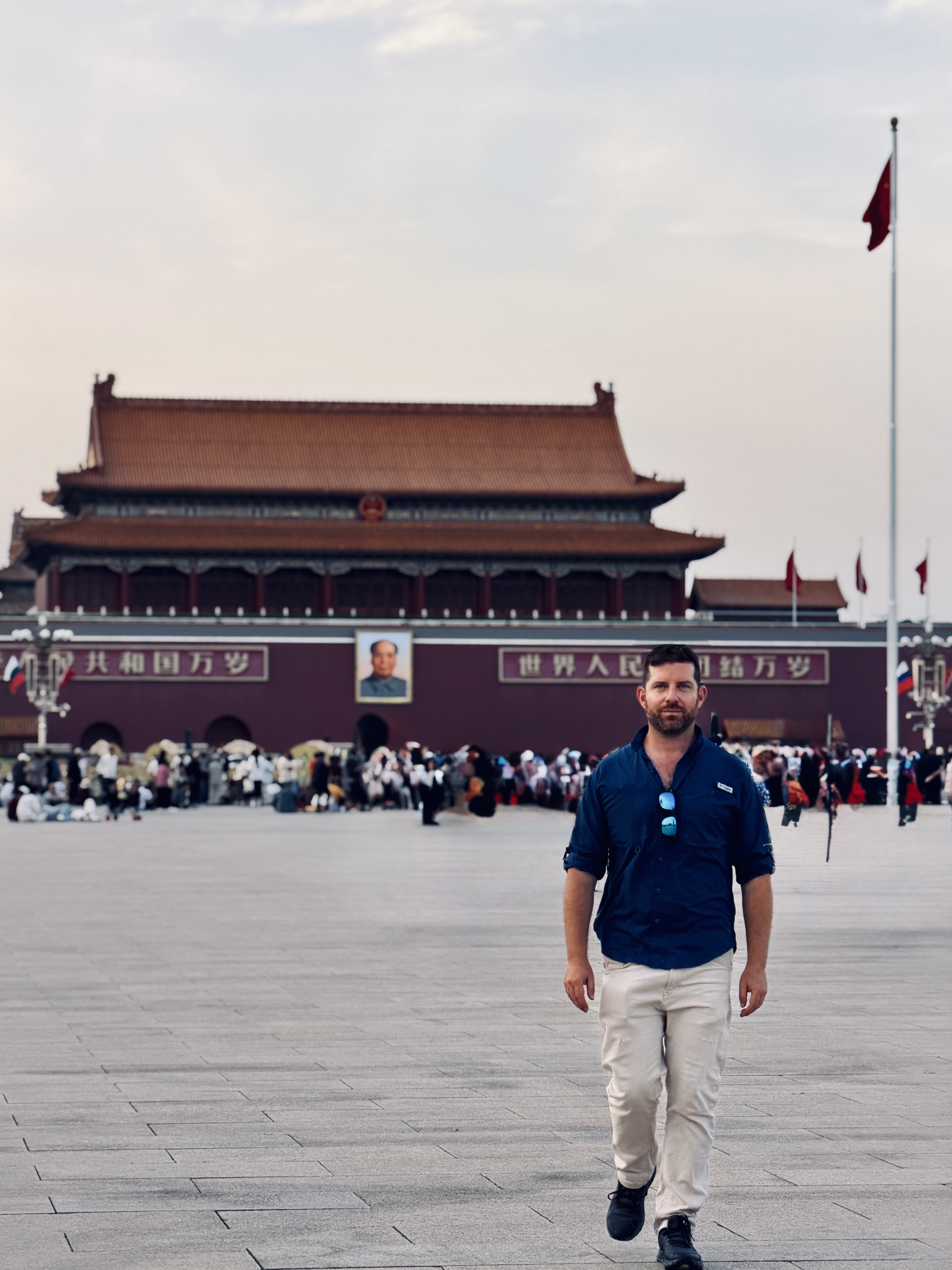 Gyémánt Balázs Pekingben, a Tiananmen kapu előtt